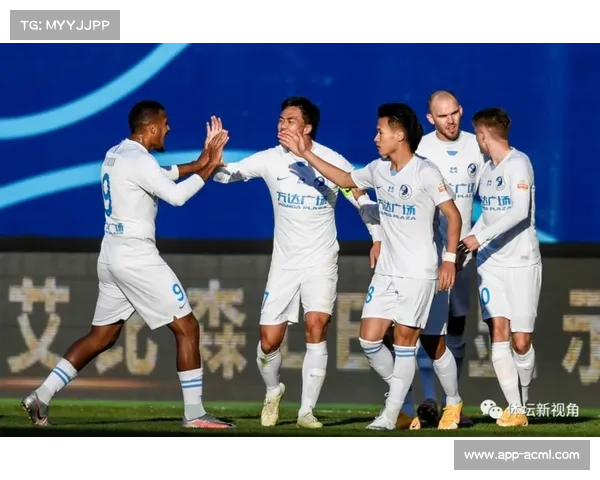 赫拉克勒斯球迷高举标语声援保级战役