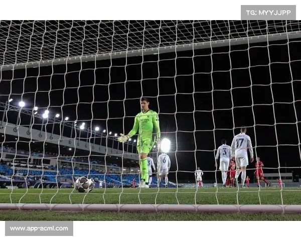 皇马门将库尔图瓦关键扑救，力保城门不失