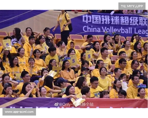 摩纳哥主场球迷高唱队歌，为残阵球队助威