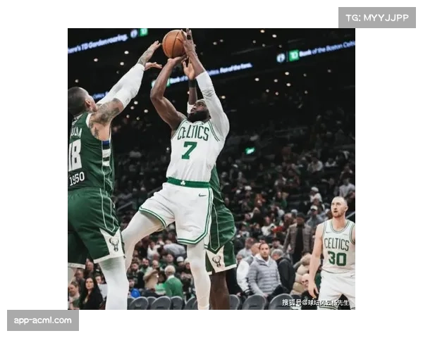 凯尔特人击败雄鹿,战术板显示末节决胜阶段首次使用“无限换防”策略 凯尔特人击败雄鹿,战术板显示末节决胜阶段首次使用“无限换防”策略